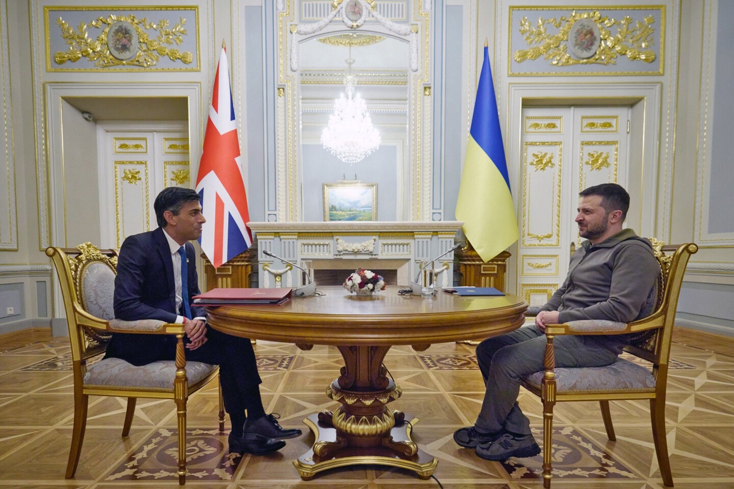 O presidente ucraniano Volodymyr Zelensky (R) com o primeiro-ministro britânico Rishi Sunak (L) durante sua reunião em Kyiv, em meio à invasão russa da Ucrânia