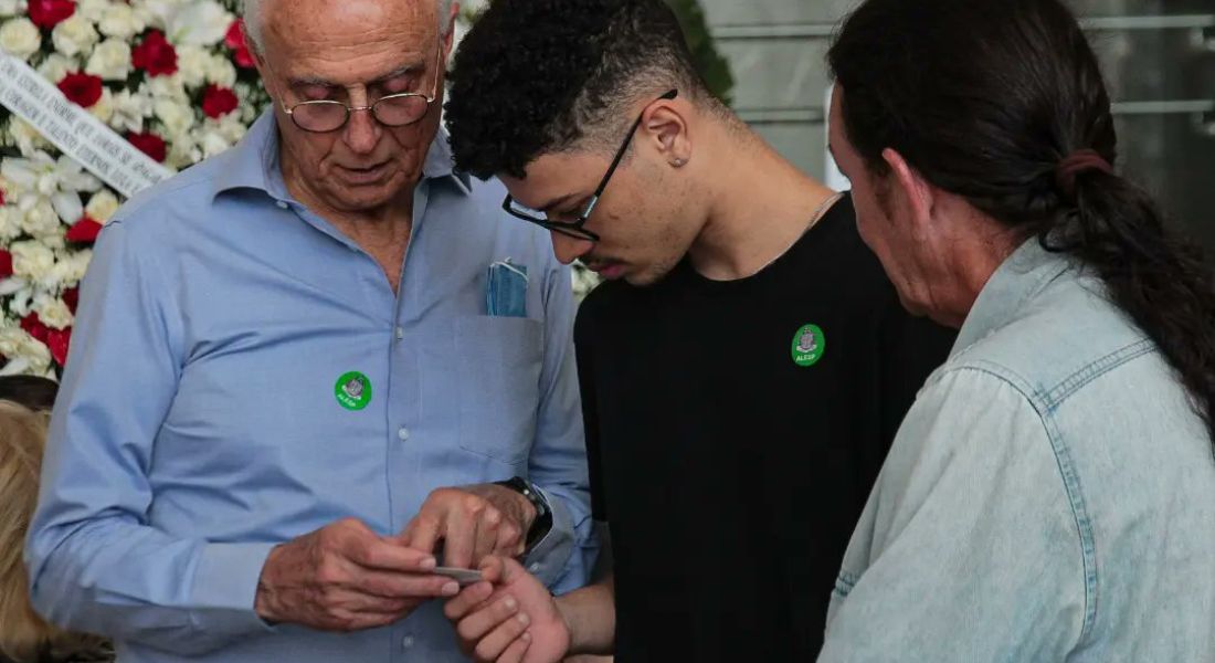 Gabriel, filho adotivo de Gal Costa no enterro da mãe