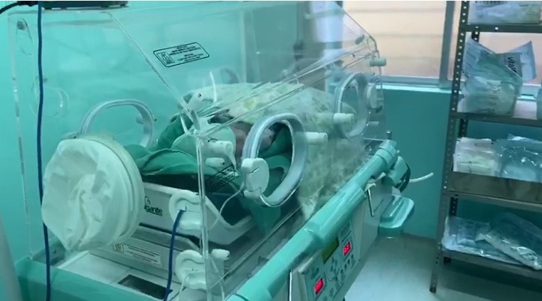 Bebê encontrada em mochila dentro do Rio Capibaribe dentro da incubadora de uma unidade de saúde de São Lourenço da Mata