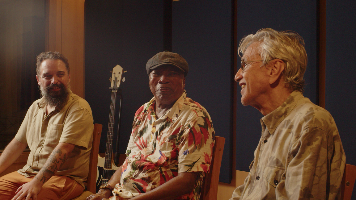 O pernambucano Chaps, Milton Nascimento e Caetano Veloso, durante a gravação da música 