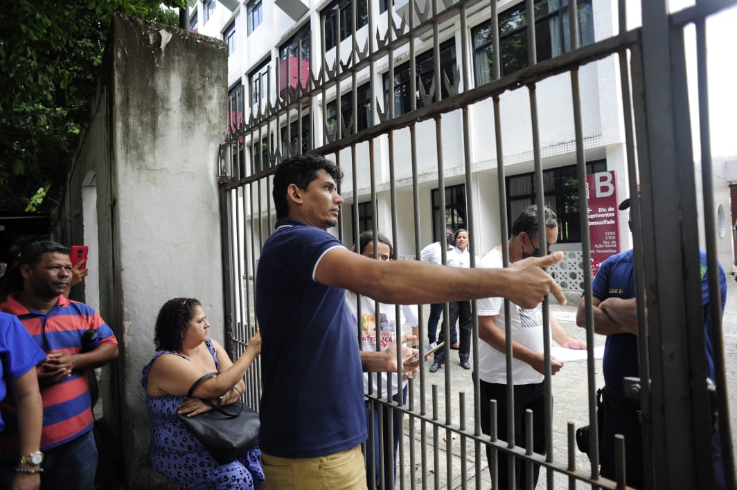 Cleiton Araújo é um dos candidatos que chegou após fechamento dos portões