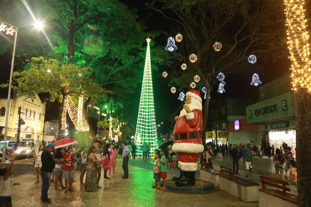 Iluminação foi inaugurada nesta quarta (30) na Praça Nossa Senhora do Rosário, em Jaboatão Centro