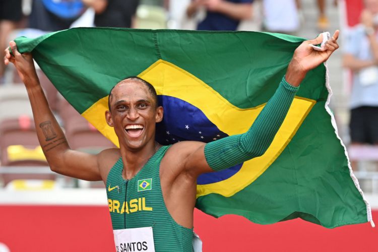 Brasileiro conquistou ouro no Mundial nos 400 m com barreiras 