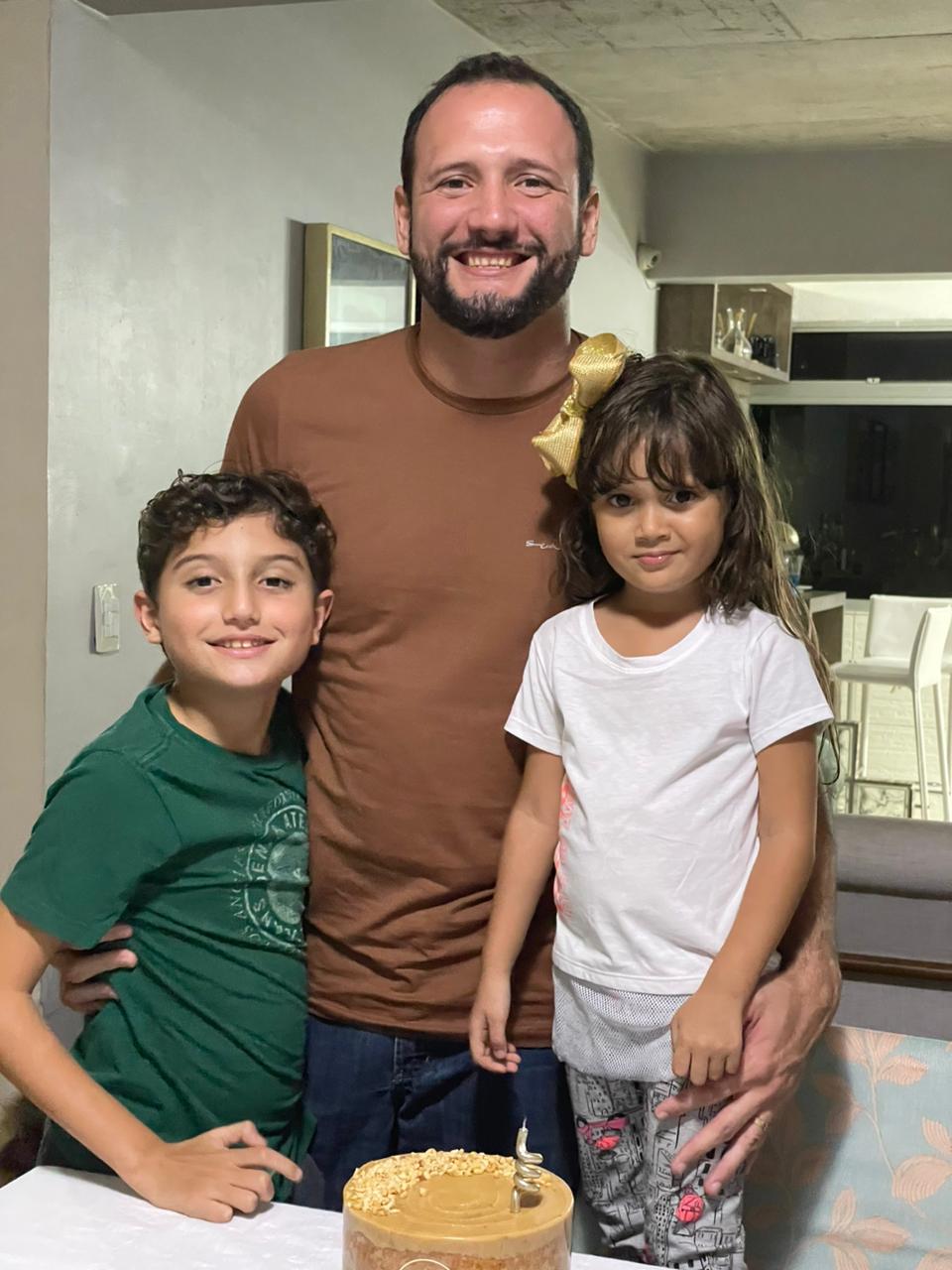 Thor afirma que prioriza compra de material escolar dos filhos Luca e Valentina em dezembro, quando os produtos estão mais baratos