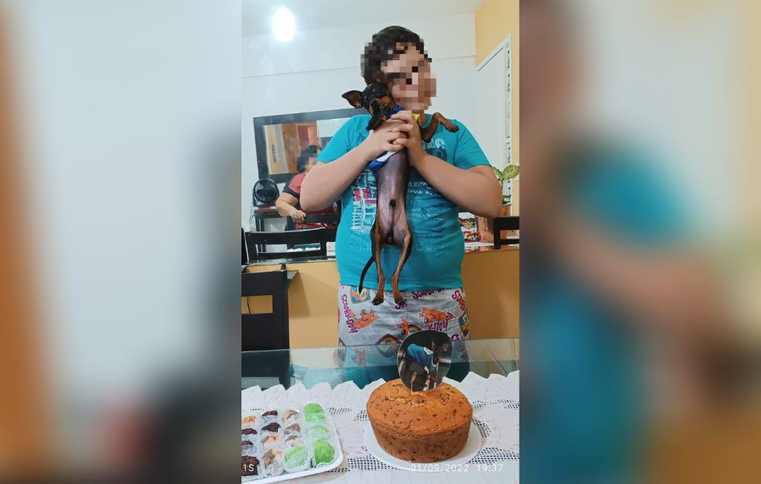 Mike e Rafael em aniversário de mês do cachorro. O pinscher desapareceu na noite de Natal, no bairro do Cordeiro, no Recife