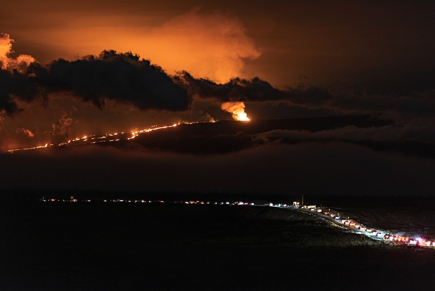 Carros serpenteiam ao longo de uma área de visualização da estrada para ver a última erupção do Mauna Loa perto de Hilo, Havaí, em 2 de dezembro de 2022