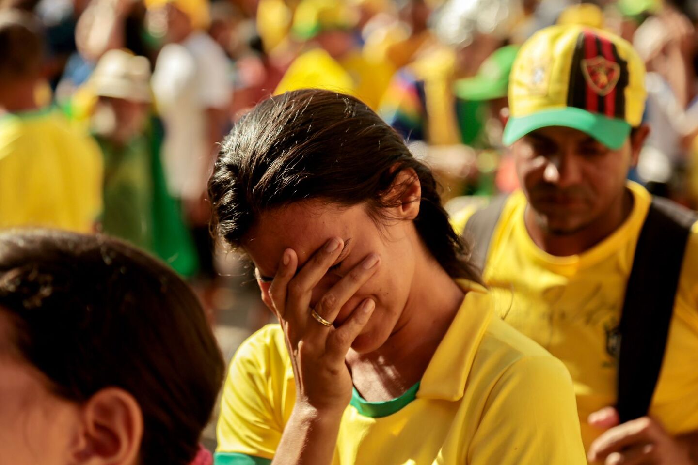 Torcedora triste com eliminação do Brasil