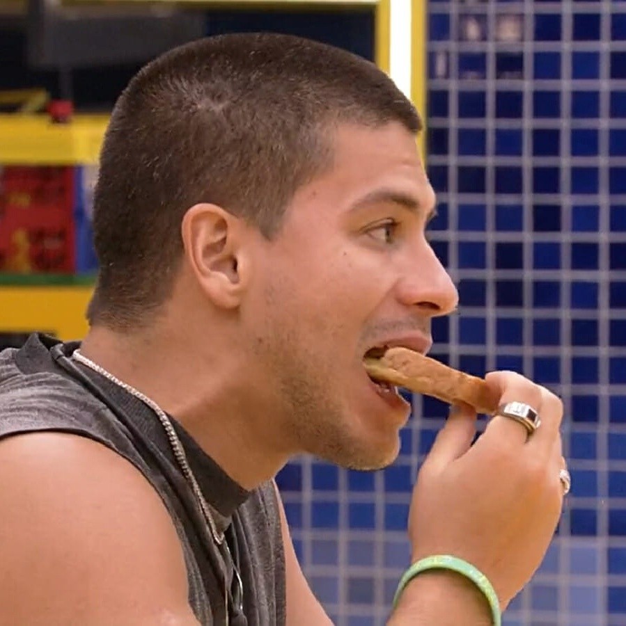 Arthur Aguiar, ex participante do BBB, comendo pão