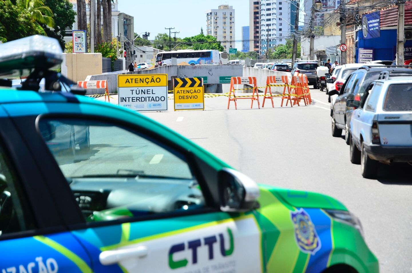 Desvio no trânsito na entrada do Túnel da Abolição