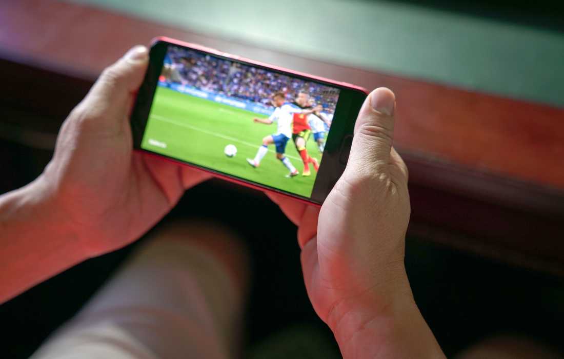 Muitas pessoas estão assistindo aos jogos da copa por tela de celular