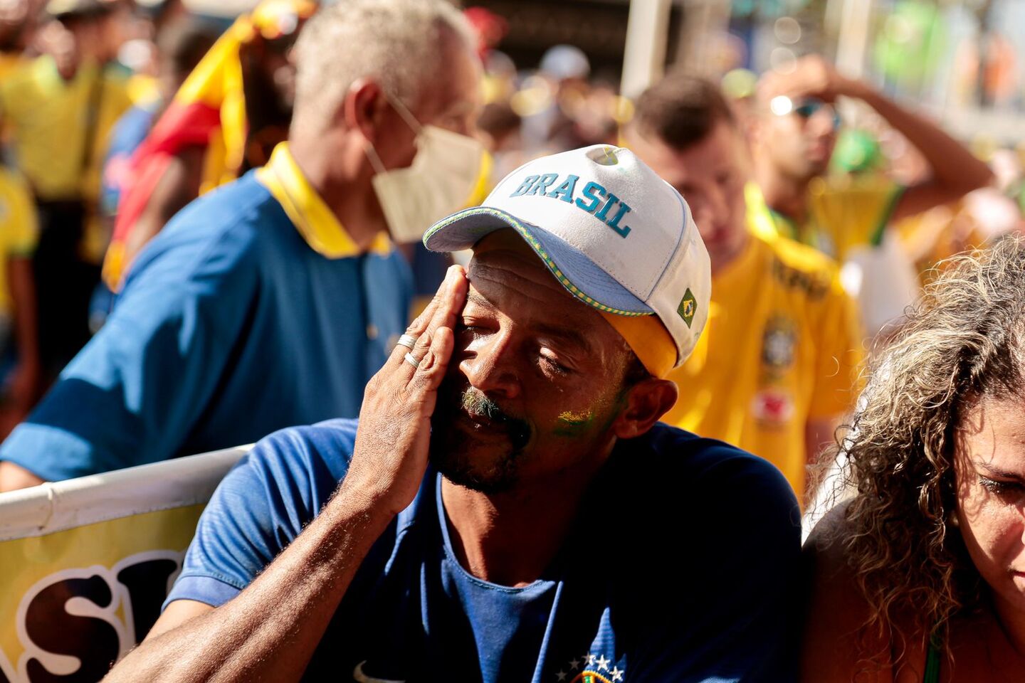 Torcedor triste após eliminação da Copa do Catar