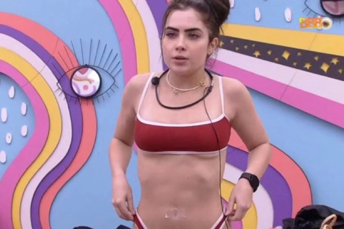 Jade Picon, ex participante do BBB, usava uma fita para tapar o umbigo dentro do programa