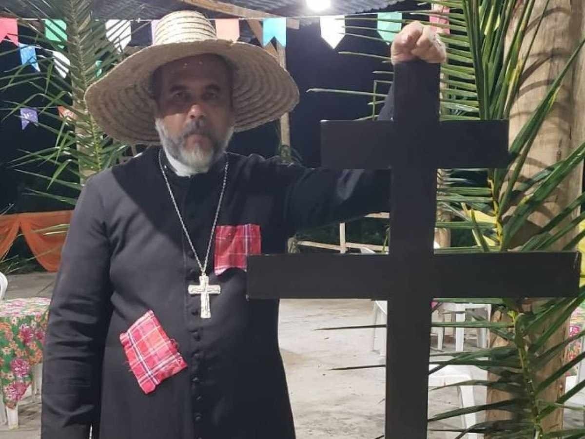 Padre Kelmon em festa junina