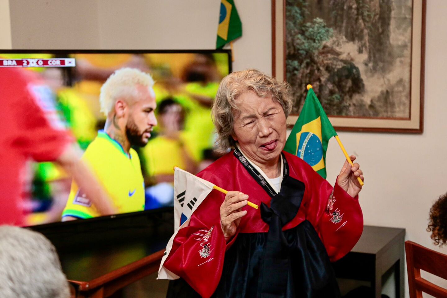 A simpática coreana Soon Ja Choi, 80 anos, durante o jogo entre Brasil e Coreia, pelas oitavas de finais