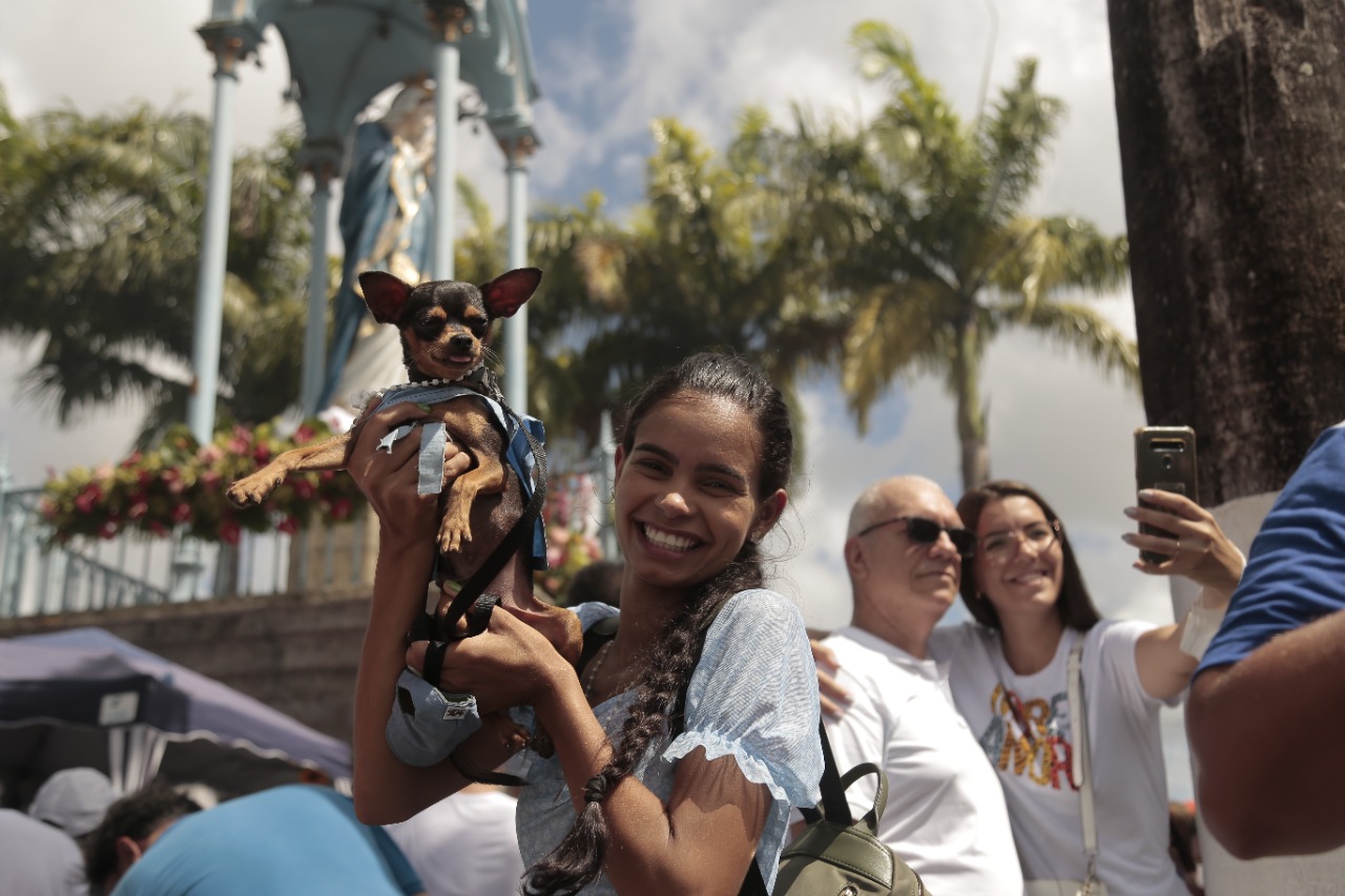 Raquel Flora Pereira pagou sua promessa com seu cachorro, Riquinho