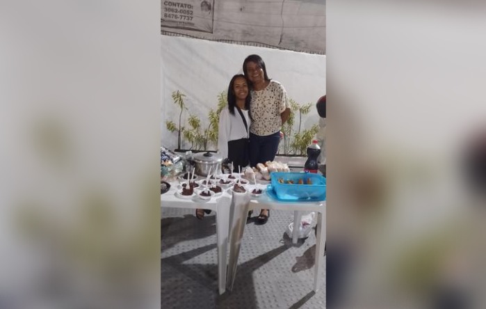 A estudante, Shirley Gabriella Vieira, de 21 anos e sua tia durante as vendas de lanches em frente ao pátio da igreja Batista Missionária