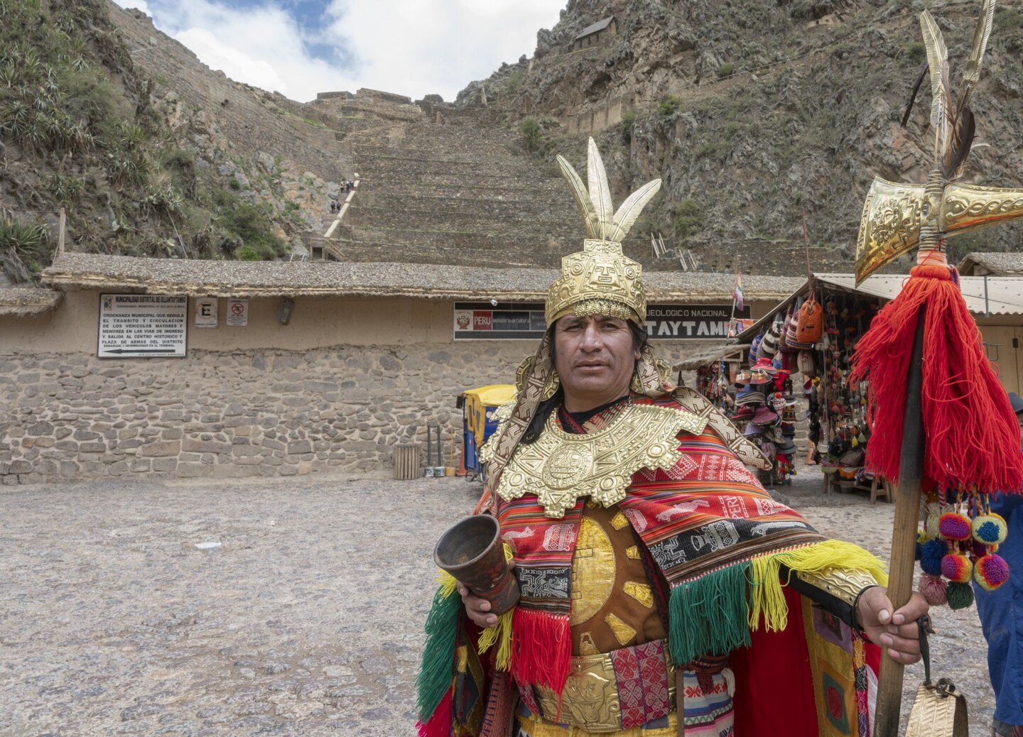 Juan Pablos Huanacchini, vestido com traje típico inca, dá as boas-vindas ao público do lado de fora das ruínas incas de Ollantaytambo, porta de entrada para as ruínas da cidadela inca de Machu Picchu, em Cusco, Peru, em 28 de janeiro de 2023