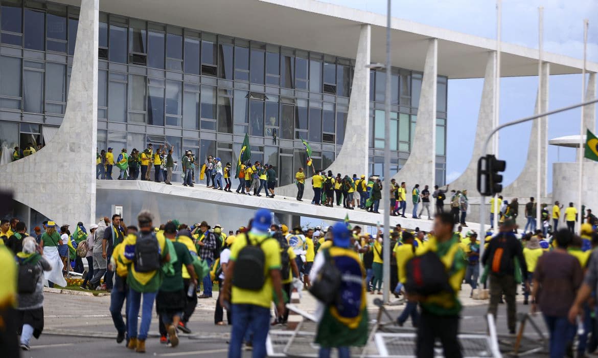 Bolsonaristas radicais fazem atos terroristas no Distrito Federal