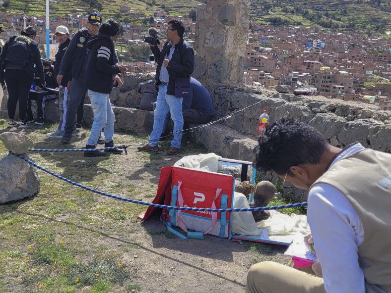 Membros da Direção Descentralizada de Cultura de Puno e a polícia investigam a descoberta de uma múmia dentro de uma caixa térmica usada por um entregador em Puno, Peru