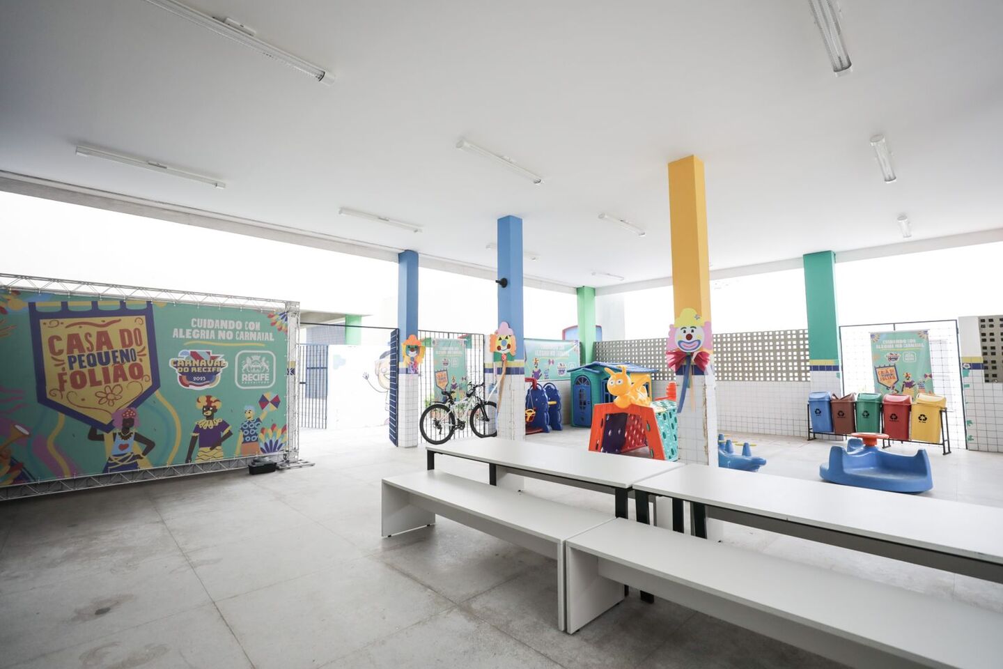 As crianças tiveram direito a seis refeições diárias, cama para dormir e lazer