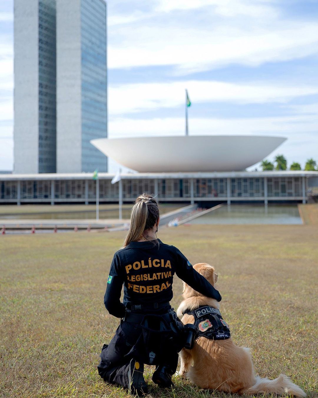 Margaux e sua condutora, Leonela Santos, no trabalho de segurança pública na Câmara dos Deputados