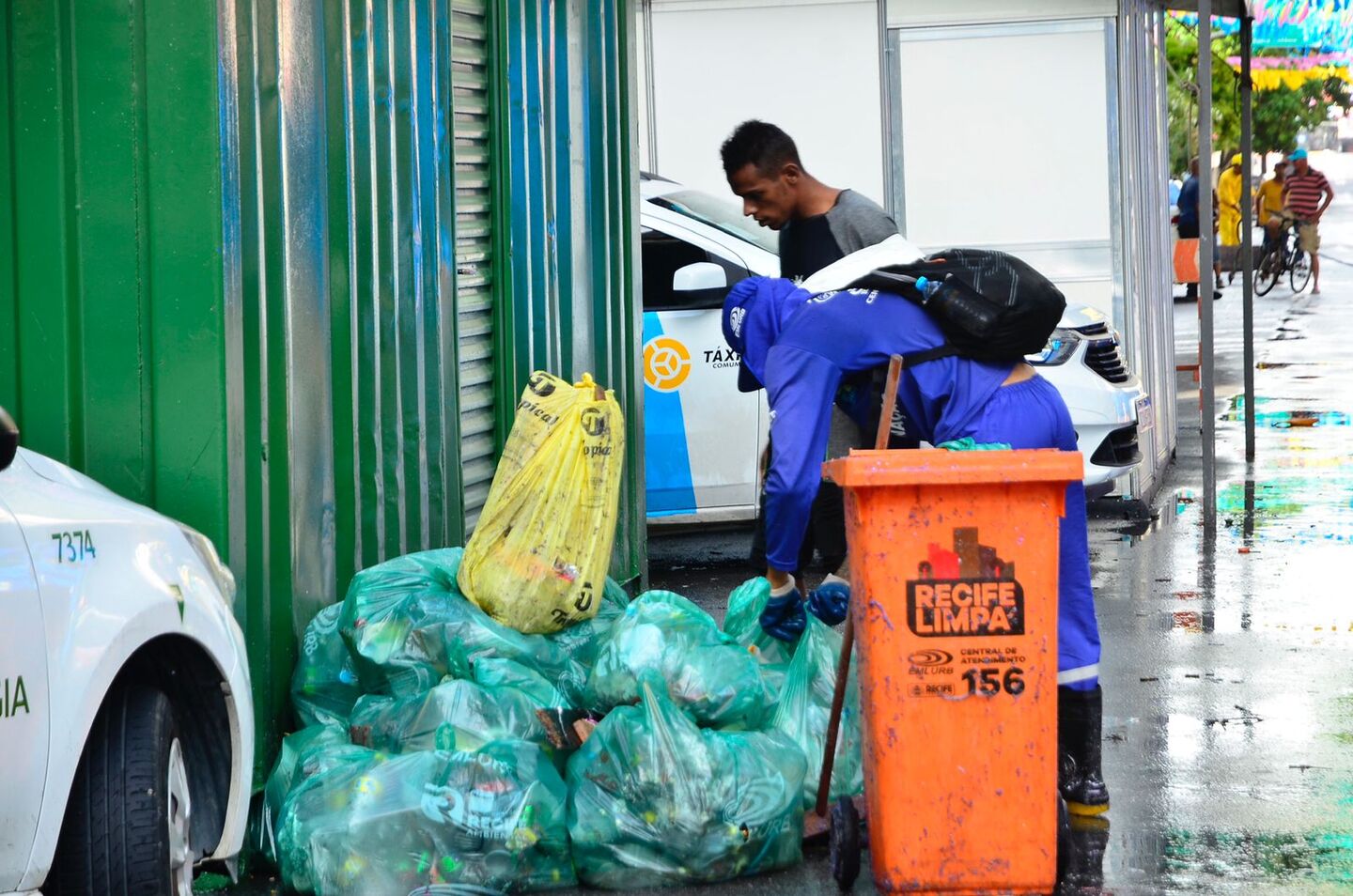 Limpeza e desmonte das estruturas do Recife Antigo