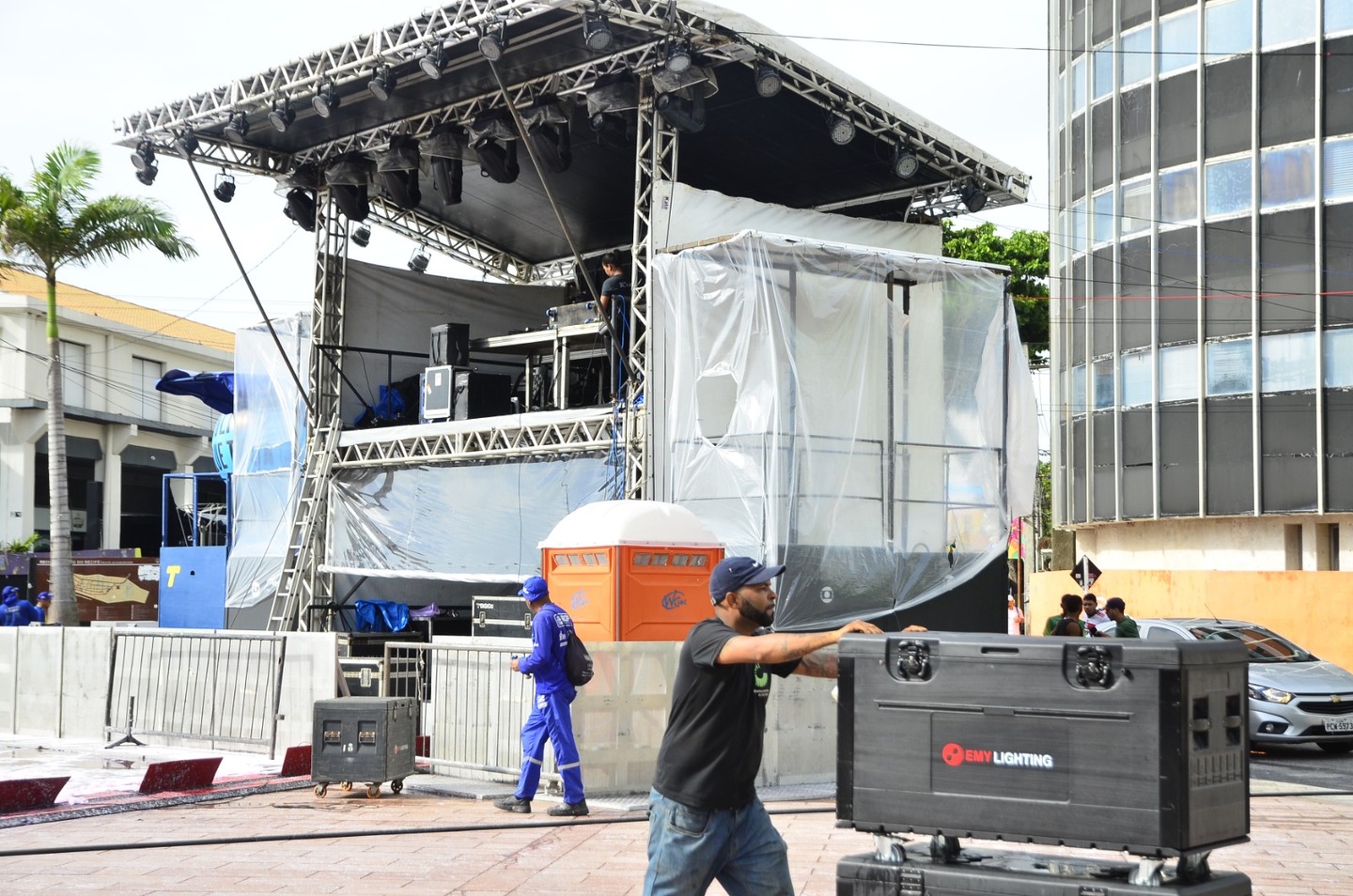 Limpeza e desmonte das estruturas do Recife Antigo