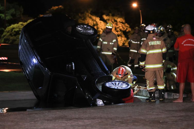 Carro no espelho d'água do Palácio do Planalto