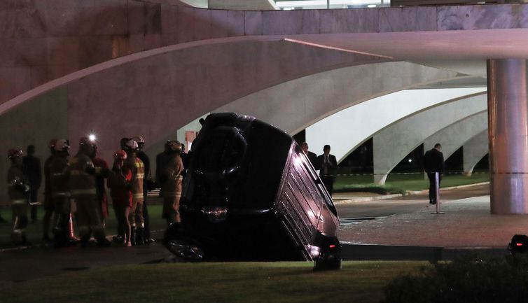 Carro no espelho d'água do Palácio do Planalto