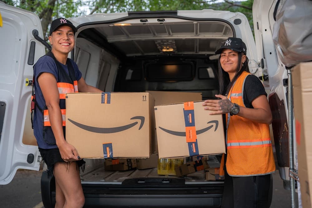 A Amazon oferece diferentes tipos de trabalho para todos e todas, com uma cultura acolhedora e inclusiva, com oportunidades para crescimento profissional