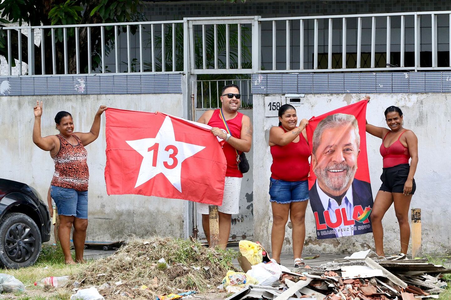 Moradores do entorno da base aérea aguardam a chegada de Lula