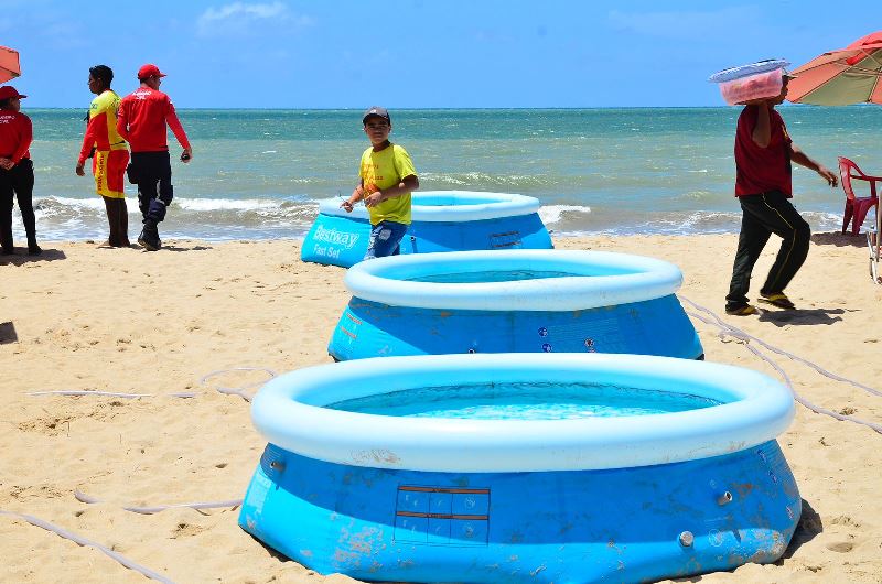 Comerciantes colocaram piscinas para atrair os clientes em Piedade 