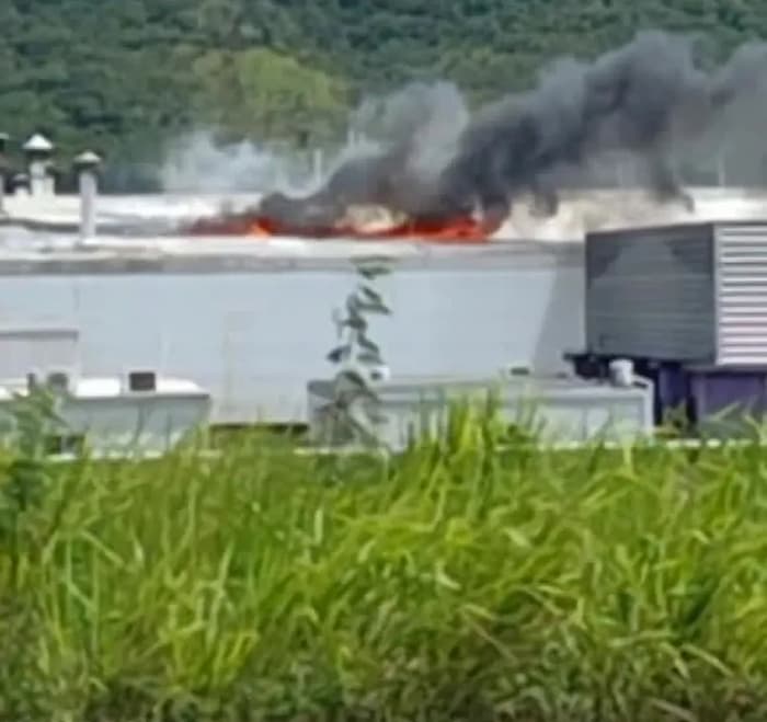 Chamas apareceram no teto dos galpões, mas a Brigada de Incêndio da emprega as conteve