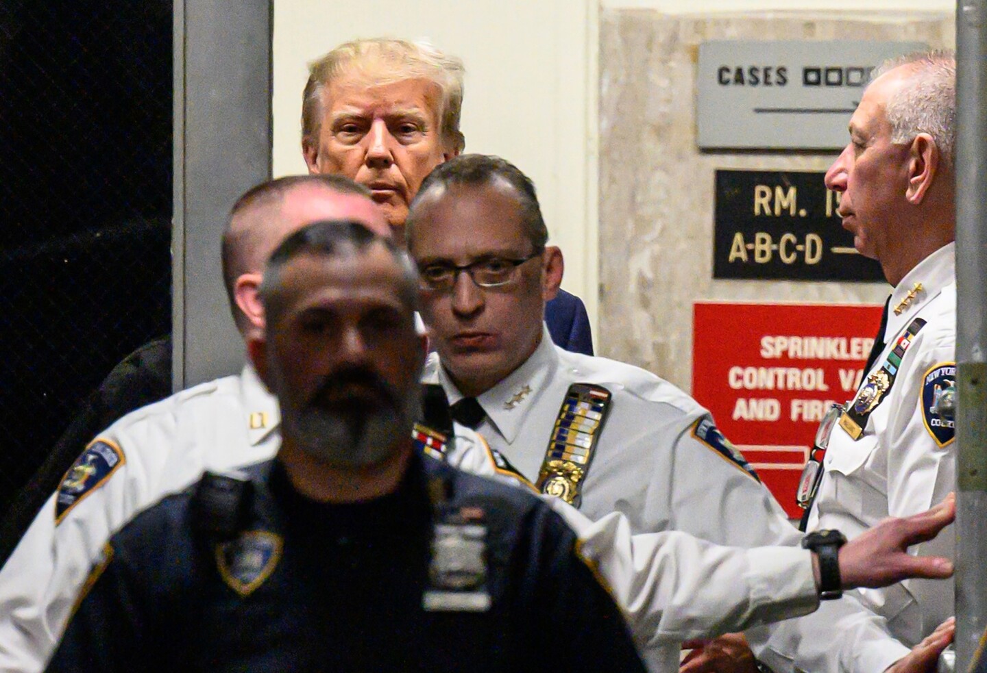 O ex-presidente dos EUA, Donald Trump, chega ao tribunal do Tribunal Criminal de Manhattan, em Nova York, em 4 de abril de 2023, antes de sua audiência