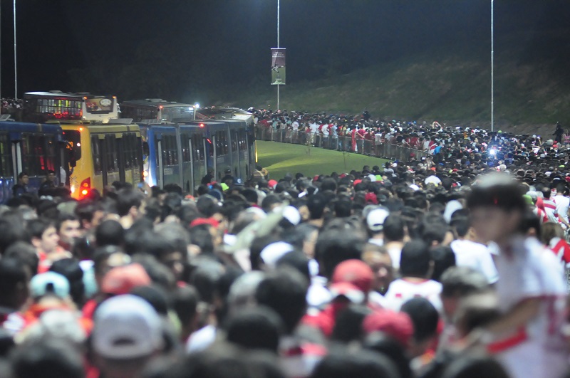 Torcedores a caminho da Arena de Pernambuc