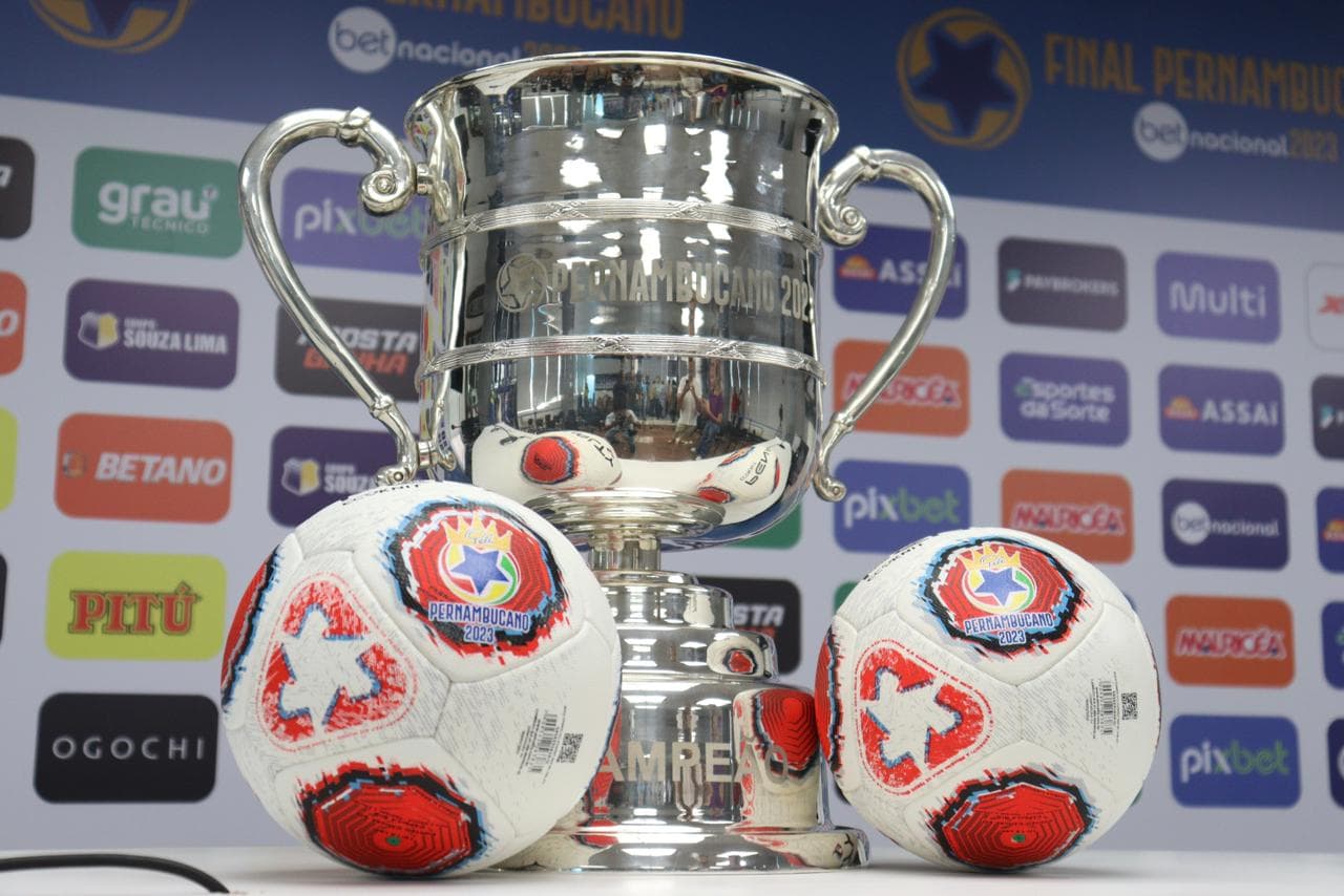 Bola e troféu do Campeonato Pernambucano