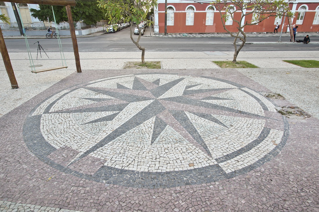 Rosa dos ventos se destaca no chão