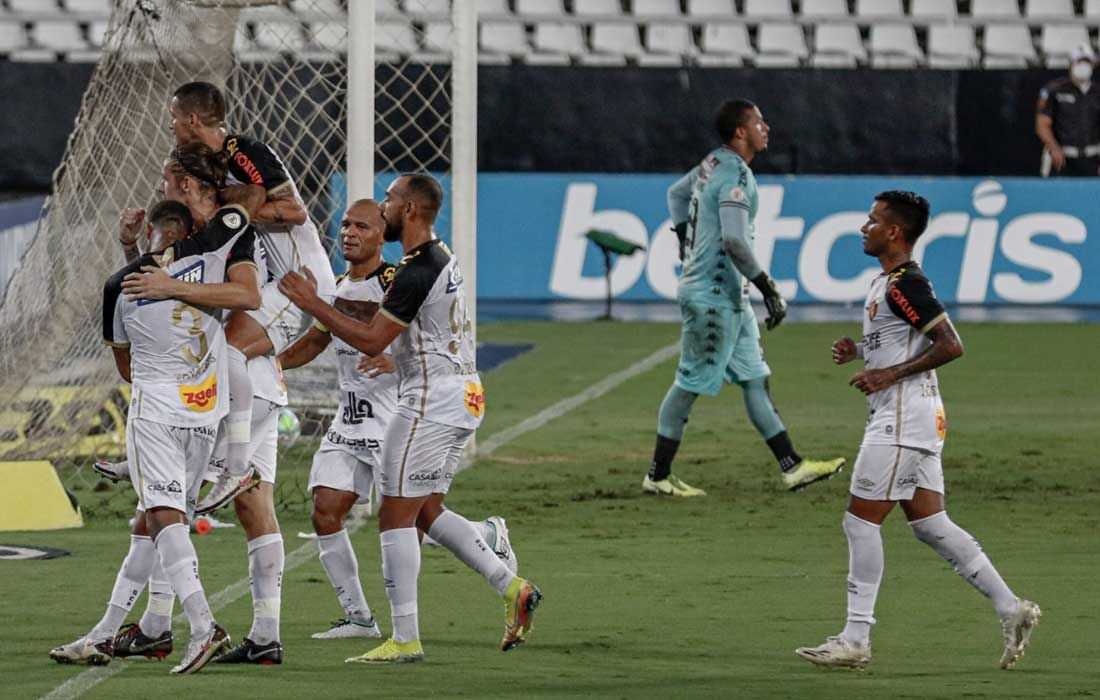 Jogadores do Sport celebram gol da vitória por 1 a 0 sobre o Botafogo