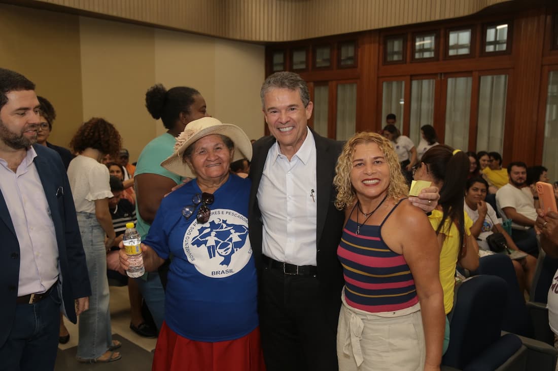 Maria das Águas, de azul na foto, era uma das pescadoras mais entusiasmadas no evento de lançamento do programa