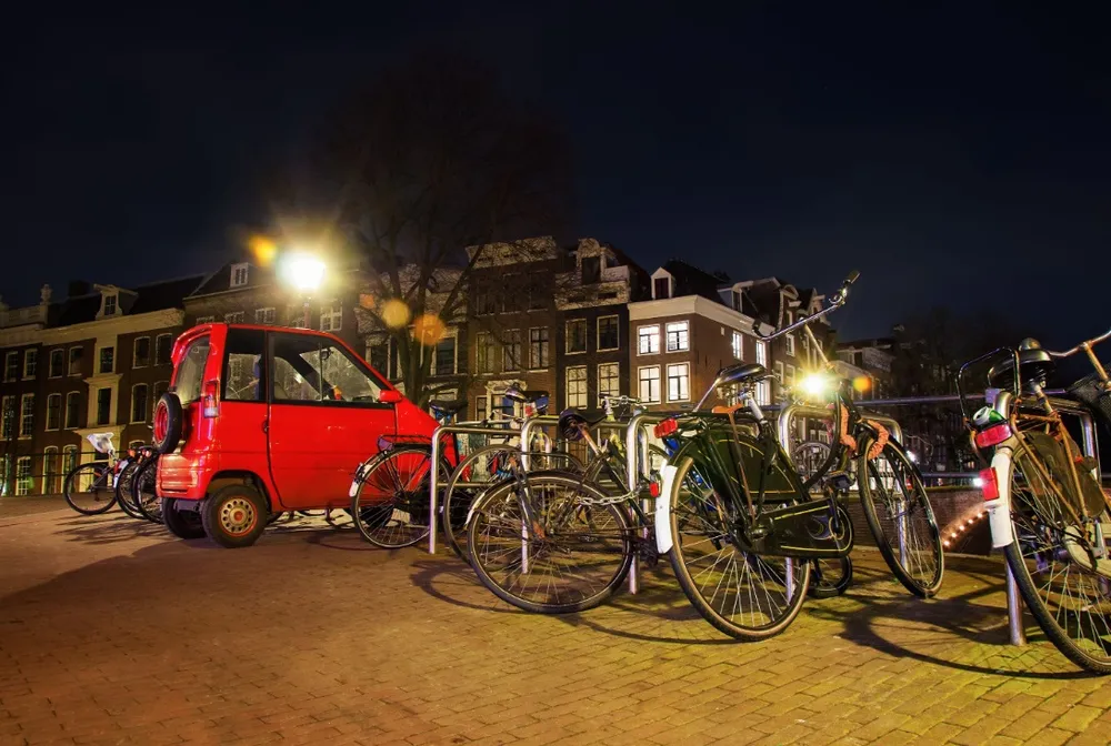 O microcarro Canta é tão estreito que cabe até num bicicletário  