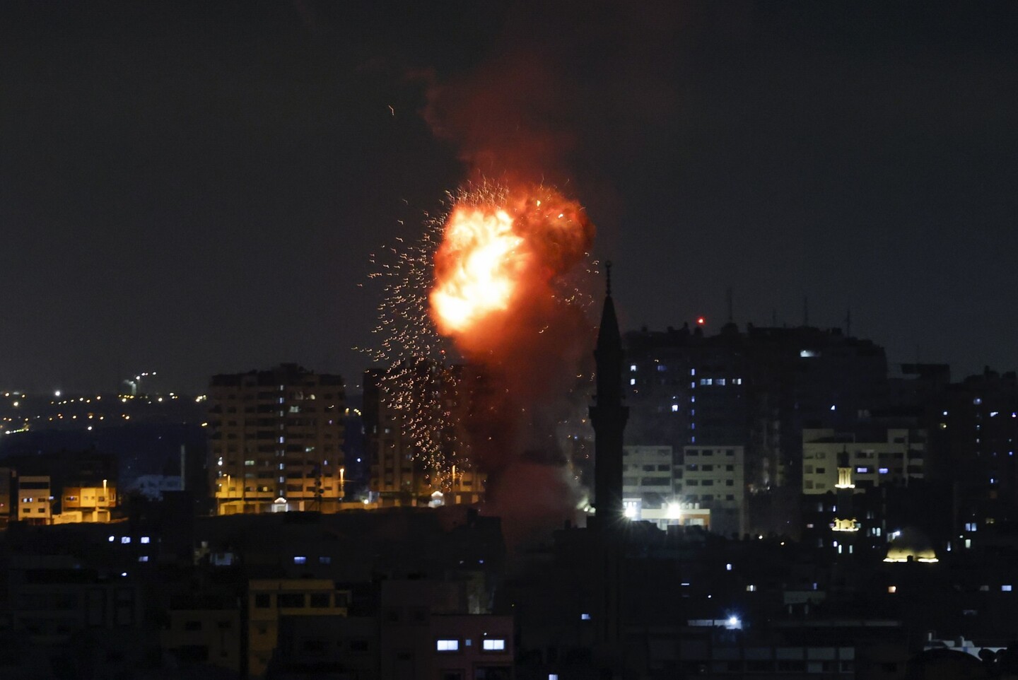 Fumaça sobe acima de edifícios na cidade de Gaza no enclave palestino em 2 de maio de 2023. Os militares israelenses trocaram tiros com militantes de Gaza em 2 de maio de 2023 em um surto de violência após a morte sob custódia israelense de um prisioneiro