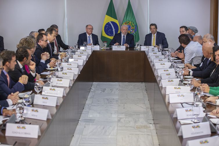 O presidente Luiz Inácio Lula da Silva (c), acompanhado do vice-presidente, Geraldo Alckmim (e) e do ministro da Fazenda, Fernando Haddad (d) participam da reunião com Entidades Representativas do Setor Automotivo