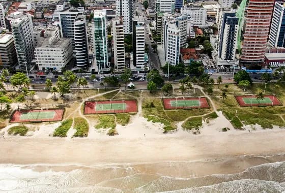 Localizadas no segundo jardim de Boa Viagem, quadras públicas recebem aberto de tênis 