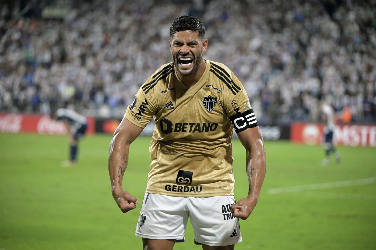 Autor do único gol da partida, Hulk comemora