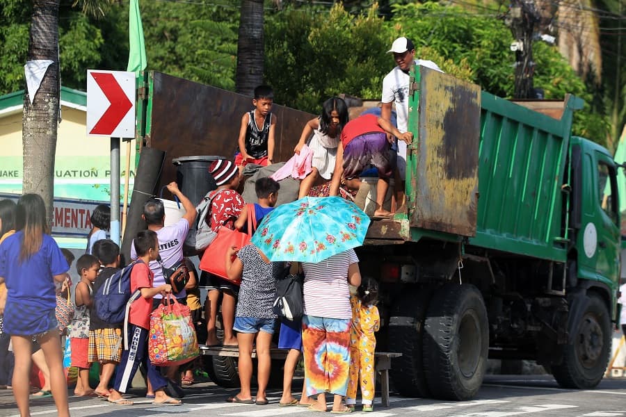 Milhares de pessoas foram levadas para abrigos nas Filipinas