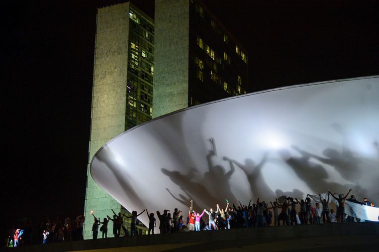 Manifestantes ocupam a rampa do Congresso Nacional e uma das cúpulas no prédio, no dia 17 de junho de 2013  - 