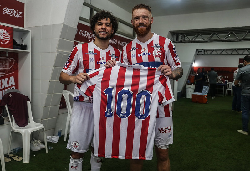 Victor Ferraz ao lado de Souza, que completou 100 jogos pelo Náutico