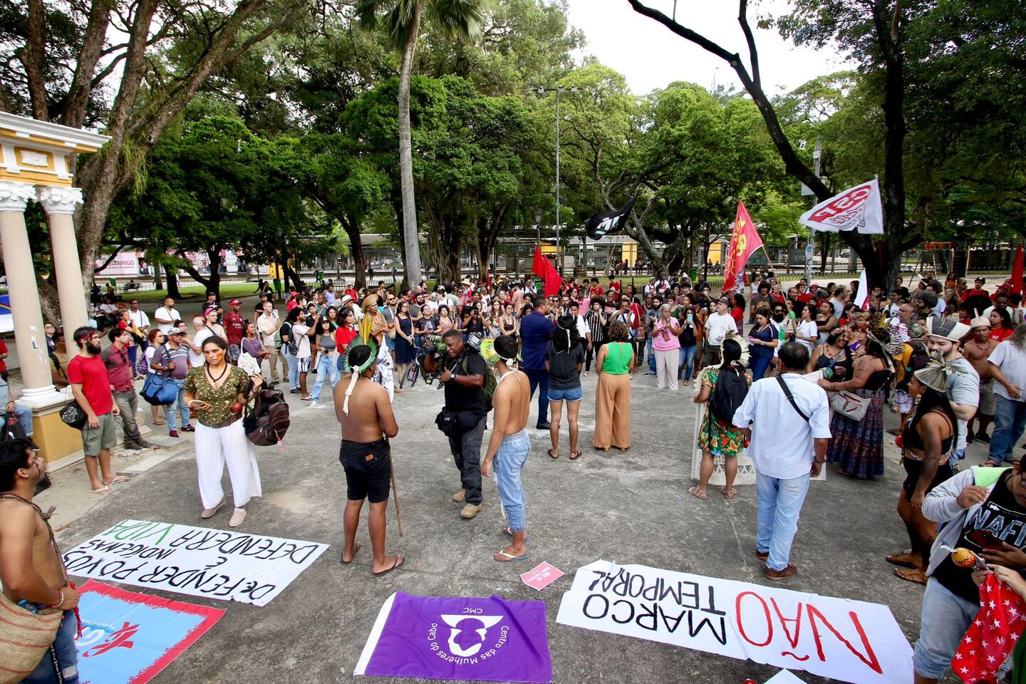 Grupo se concentrou na Praça do Derby