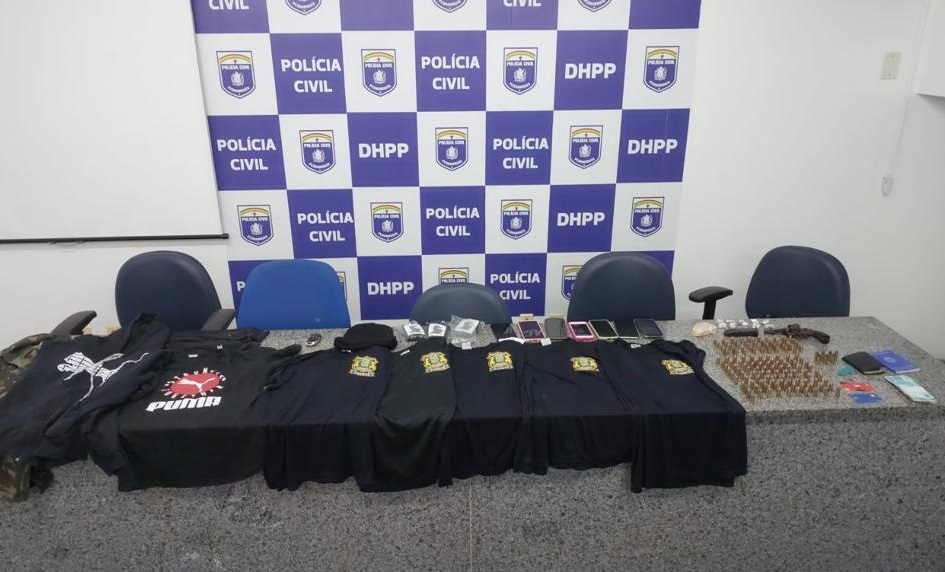 Foram apreendidas camisas da Polícia Civil, balaclavas, munição, um revólver e entorpecentes