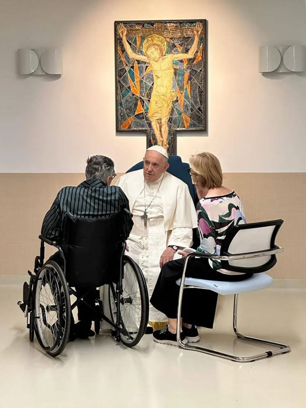 Após alta do hospital, Papa Francisco visita crianças com câncer no Hospital Gemelli